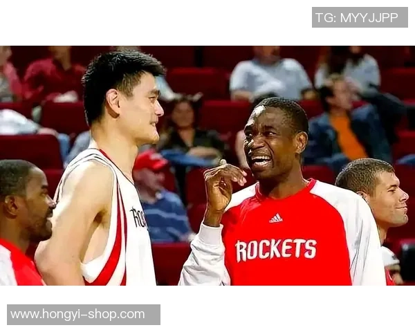 姚明与足球明星同框合影展现体育巨星风采与友谊的精彩瞬间